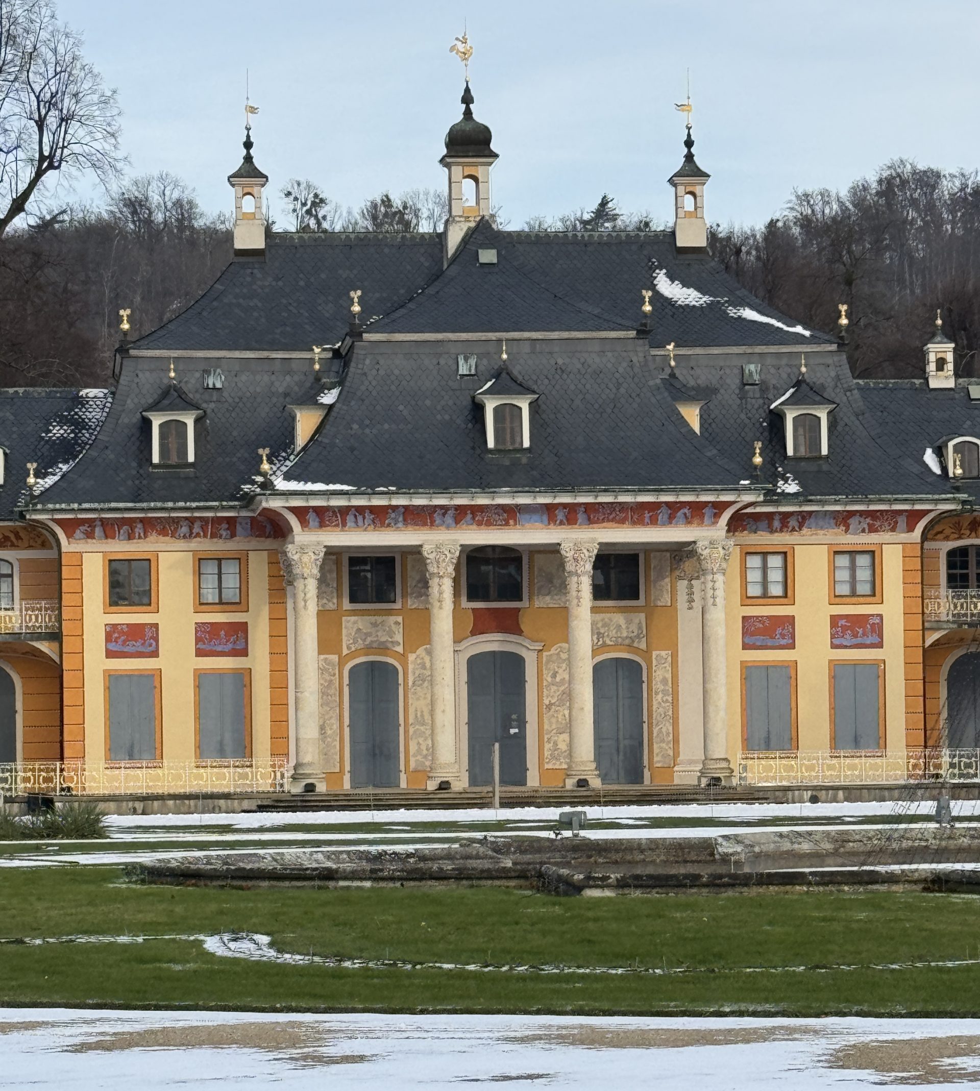 Schloss Pillnitz Bergpalais des Pillnitzer Schlosses im Winter, Ansicht Innenhof